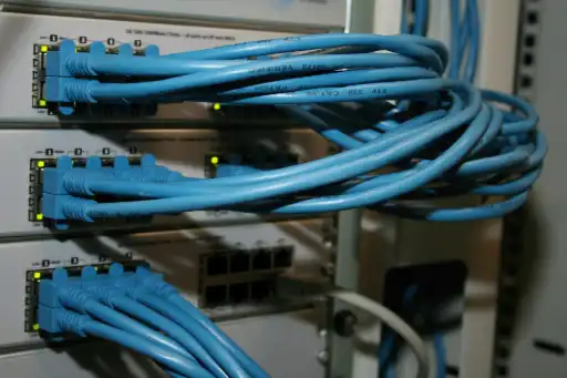 Cables de red conectados a un switch